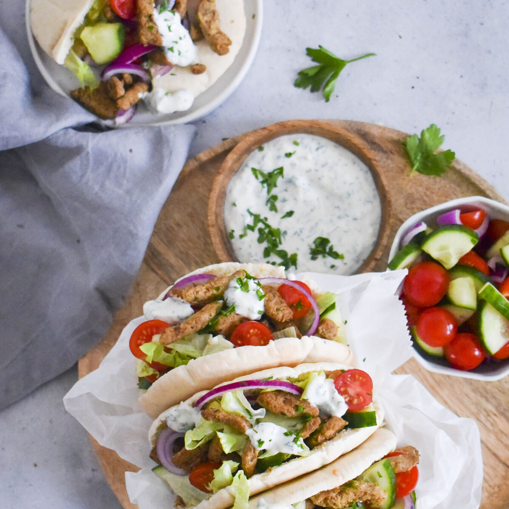 Pita met Lekker Veggie Gyros reepjes, salade en snelle knoflooksaus Pita met Lekker Veggie Gyros reepjes, salade en snelle knoflooksaus
