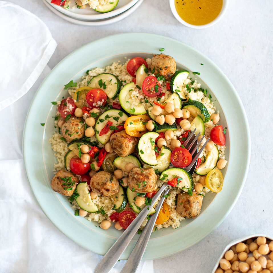 Snelle-couscoussalade-met-Lekker-Veggie-Groenteballetjes-en-citrusdressing_klein Snelle-couscoussalade-met-Lekker-Veggie-Groenteballetjes-en-citrusdressing_klein